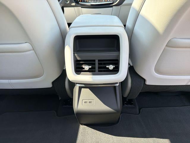 2024 Cadillac LYRIQ Luxury 1